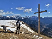 06 Al panoramico  crocione di legno dei Piani d'Avaro bella vista sull'alta Valle Brembana 